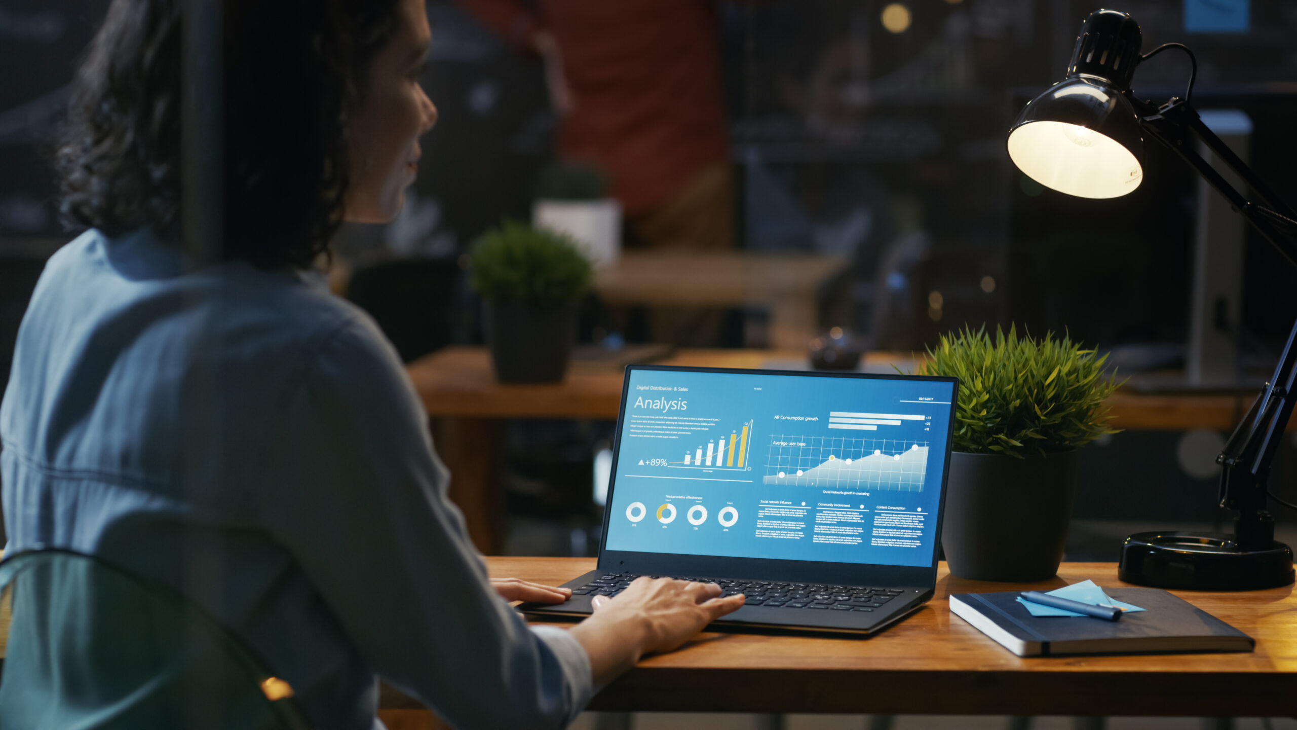 Femme, analyste, à son bureau, travaillant sur un ordinateur portable, en train d'exposer