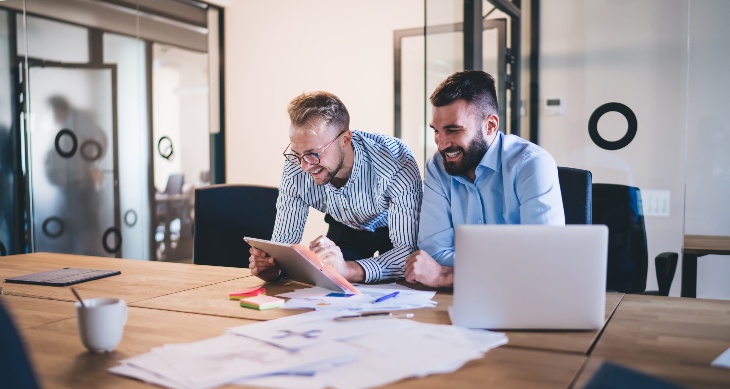 Successful,Young,Male,Colleagues,Having,Friendly,Conversation,While,Making,Research Vellykket, ung, mannlig, kollegaer, har, vennlig, samtale, mens, lager, forskning